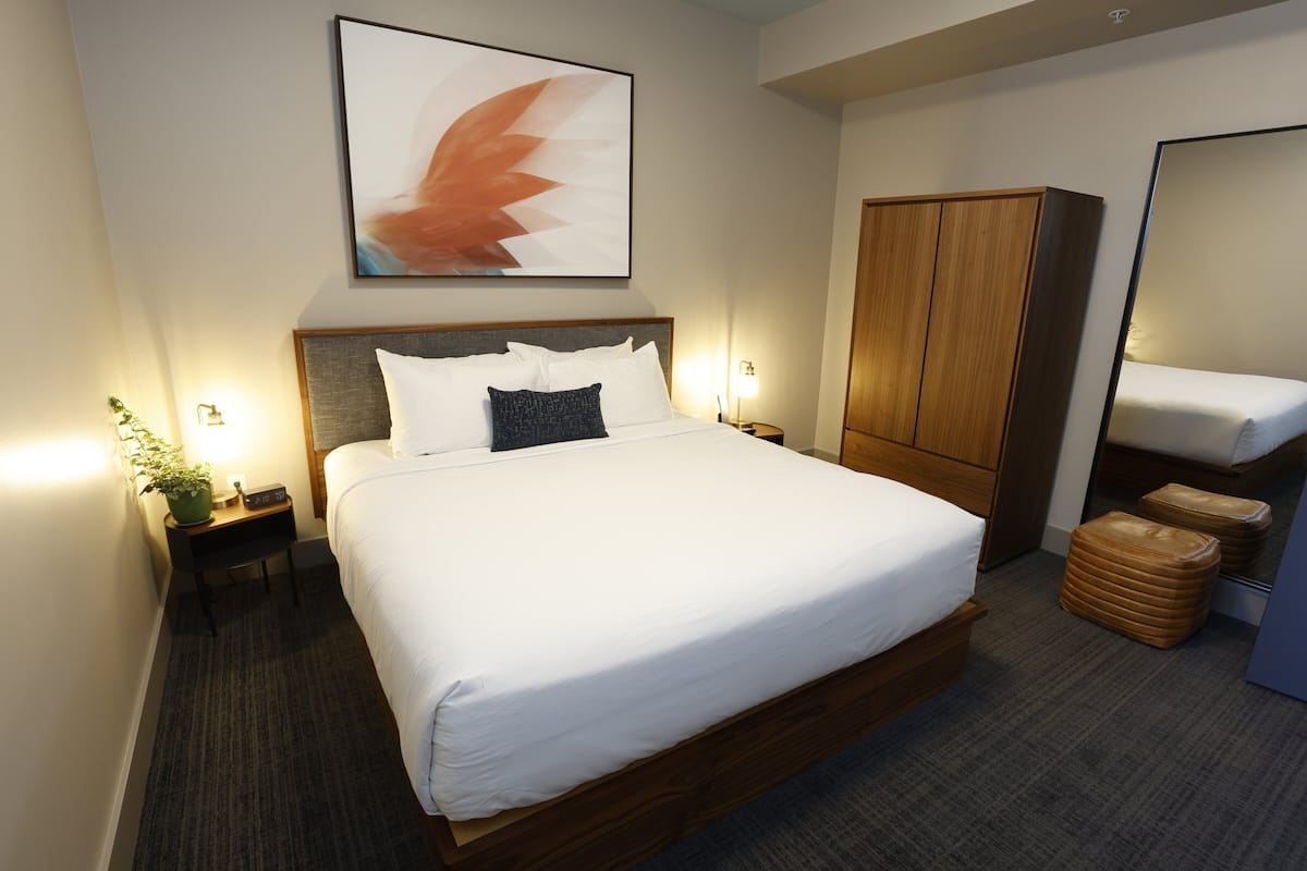 1 bedroom, Frette Italian sheets, premium bedding, down duvets