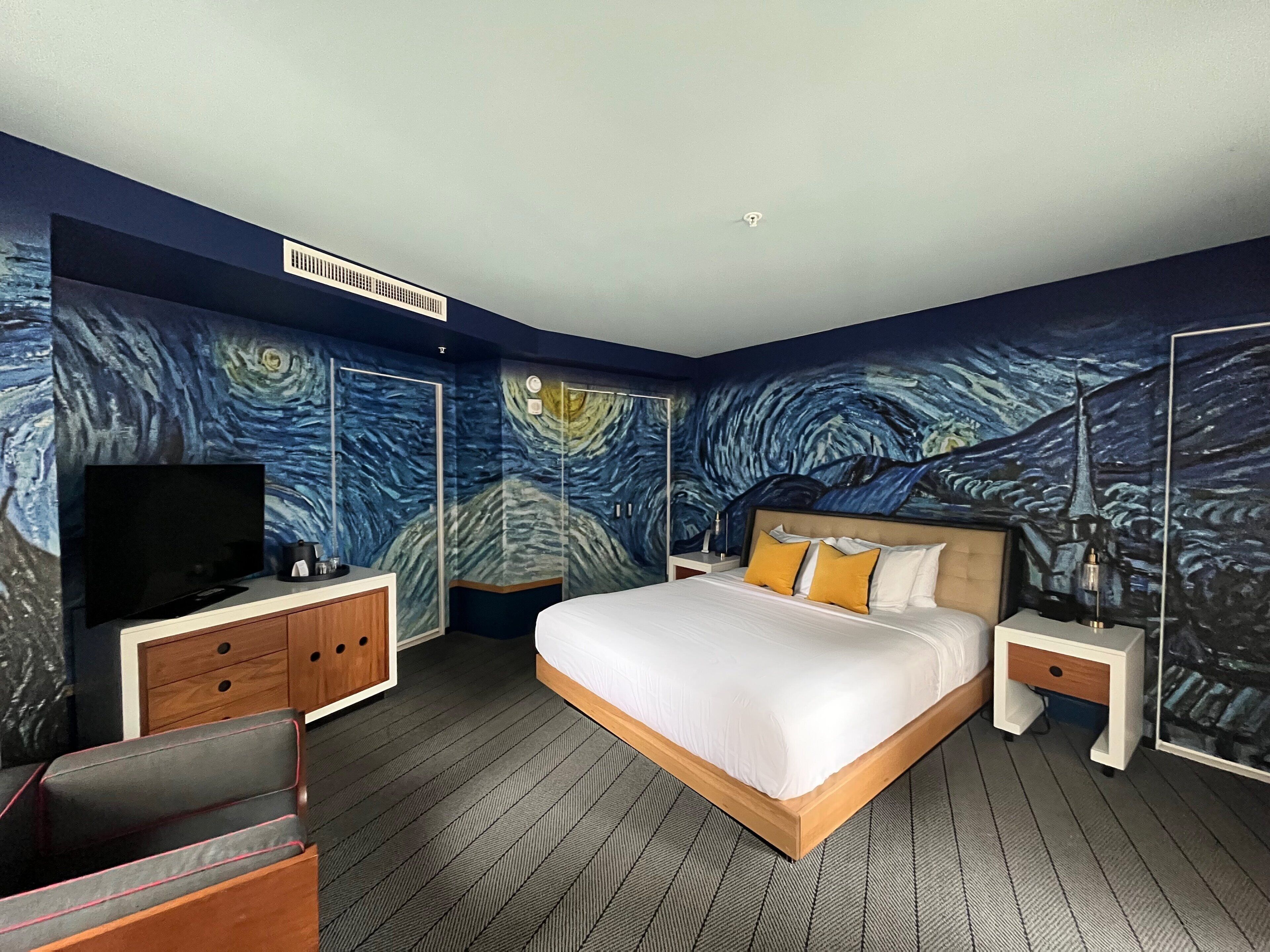 1 bedroom, frette italian sheets, premium bedding, down duvets