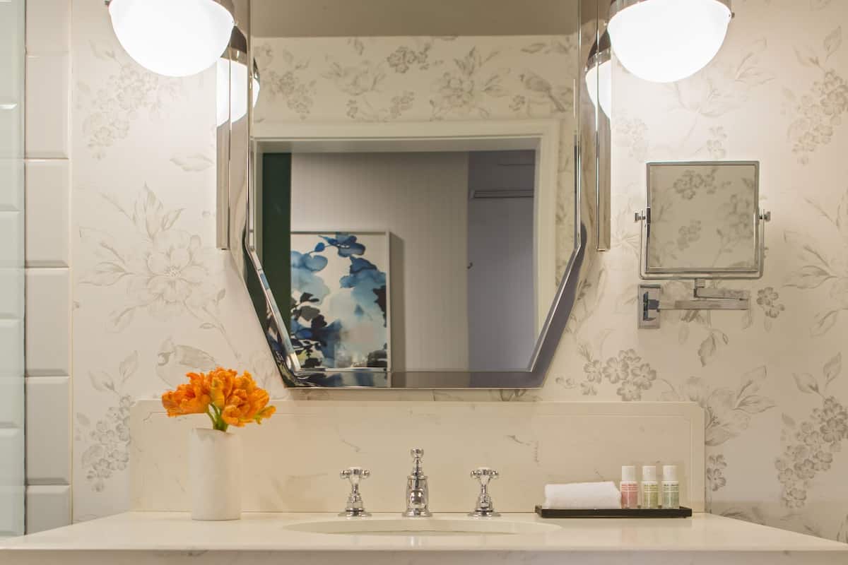 Designer-Toilettenartikel, Haartrockner, Bademäntel, Handtücher