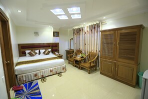 Minibar, caja de seguridad en la habitación y escritorio 