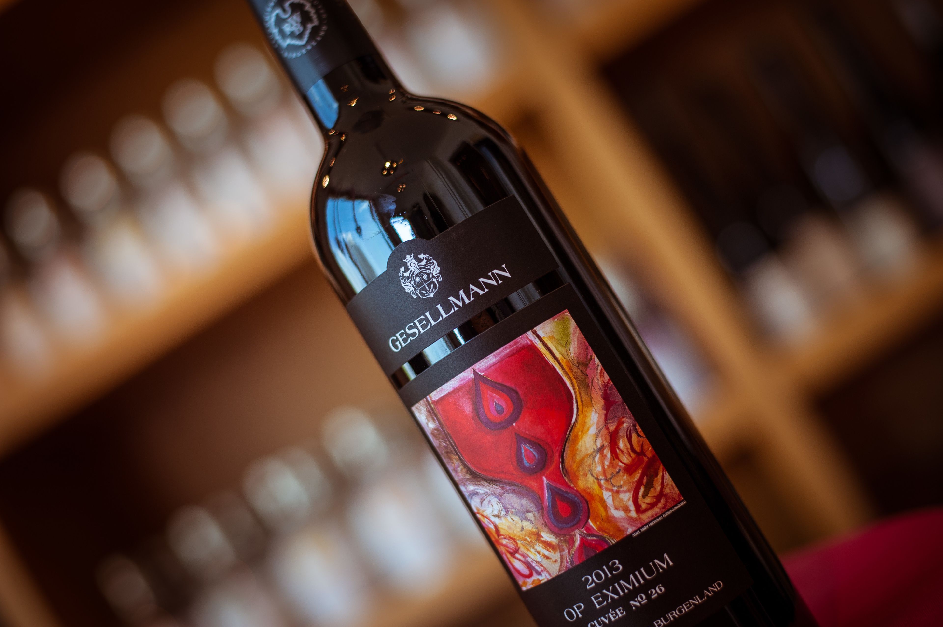 Una botella de vino con etiqueta que incluye el texto "GESELLMANN" y "2013 OF EXIMIUM".