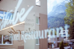 Un hotel con un letrero que dice "Hotel Residenz".
