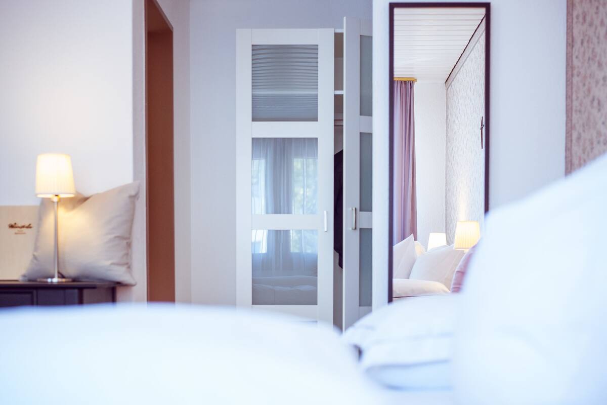 Habitación triple estándar | Ropa de cama de alta calidad, escritorio y insonorización