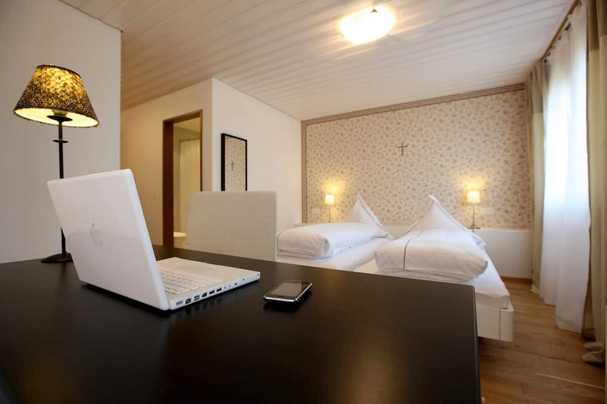 premium bedding, minibar, desk, soundproofing