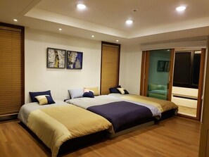 P5 | Bộ đồ giường cao cấp, trang trí khác biệt, bàn, màn/rèm cản sáng 