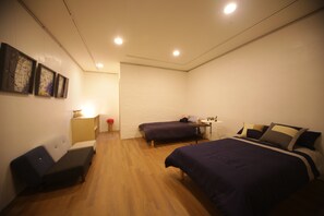 UNE1 | Premium bedding, individually decorated, desk, blackout curtains - Guest House PIL UNE - Hostel (Seoul)