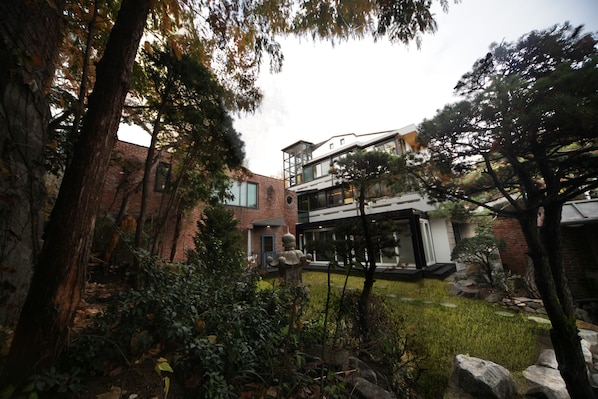 Vista frontal de la propiedad