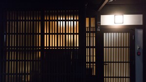 숙박 시설 입구