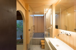 Traditional-Haus, 1 Schlafzimmer, Küche, Gartenblick (Machiya Townhouse) | Badezimmer | Duschwanne, Komfortbadewanne, kostenlose Toilettenartikel, Haartrockner