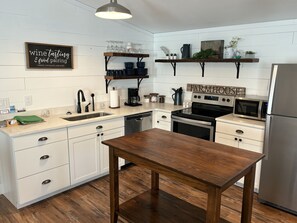 Hus | Eget kjøkken | Kjøleskap, mikrobølgeovn og kaffetrakter/tekoker