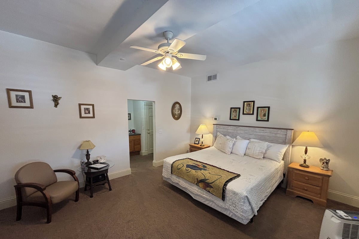 Standard Room, 1 King Bed