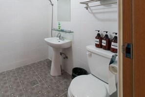 공용 도미토리, 남성 전용 (8-person) | 욕실 | 고급 세면용품, 헤어드라이어