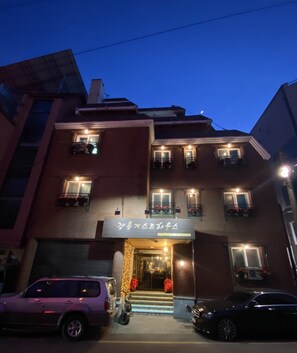 Front of property - evening/night - GN Guesthouse Jungang - Hostel (Gangneung)