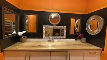 Dormitorio compartido básico, solo para mujeres | Decoración personalizada y wifi gratis