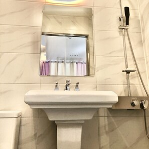 Kostenlose Toilettenartikel, Haartrockner, Bademäntel, Hausschuhe