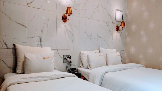 Desk, laptop workspace, blackout drapes, WiFi (free) - Gukje Business Hotel (Gwangju)