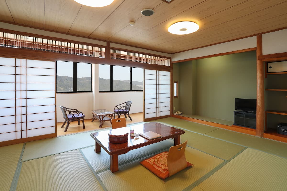 Quarto tradicional (Japanese Style with night view) | Wi-Fi de cortesia, roupa de cama