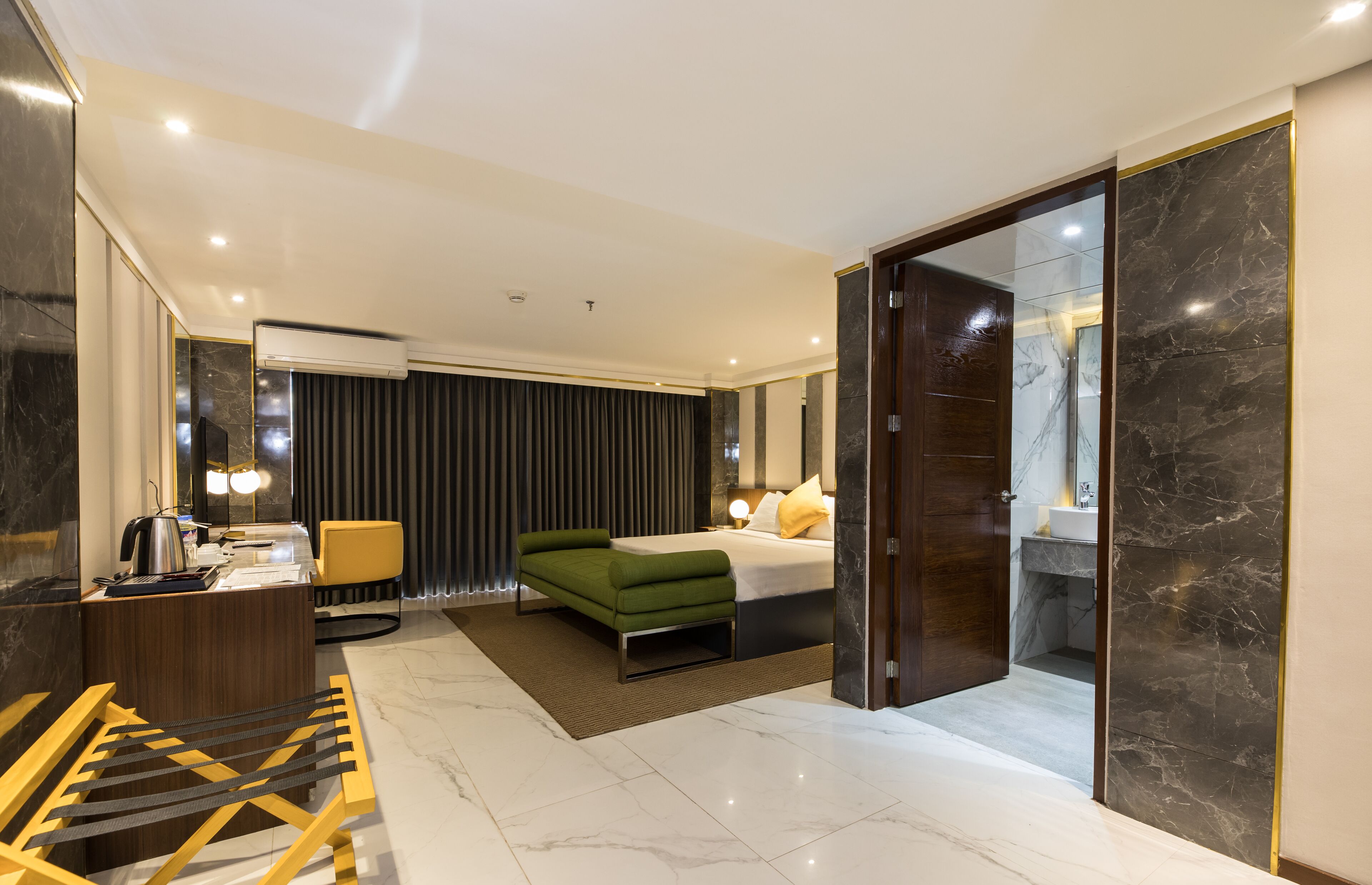 Plaza Suite | Desk, blackout drapes, free WiFi, bed sheets