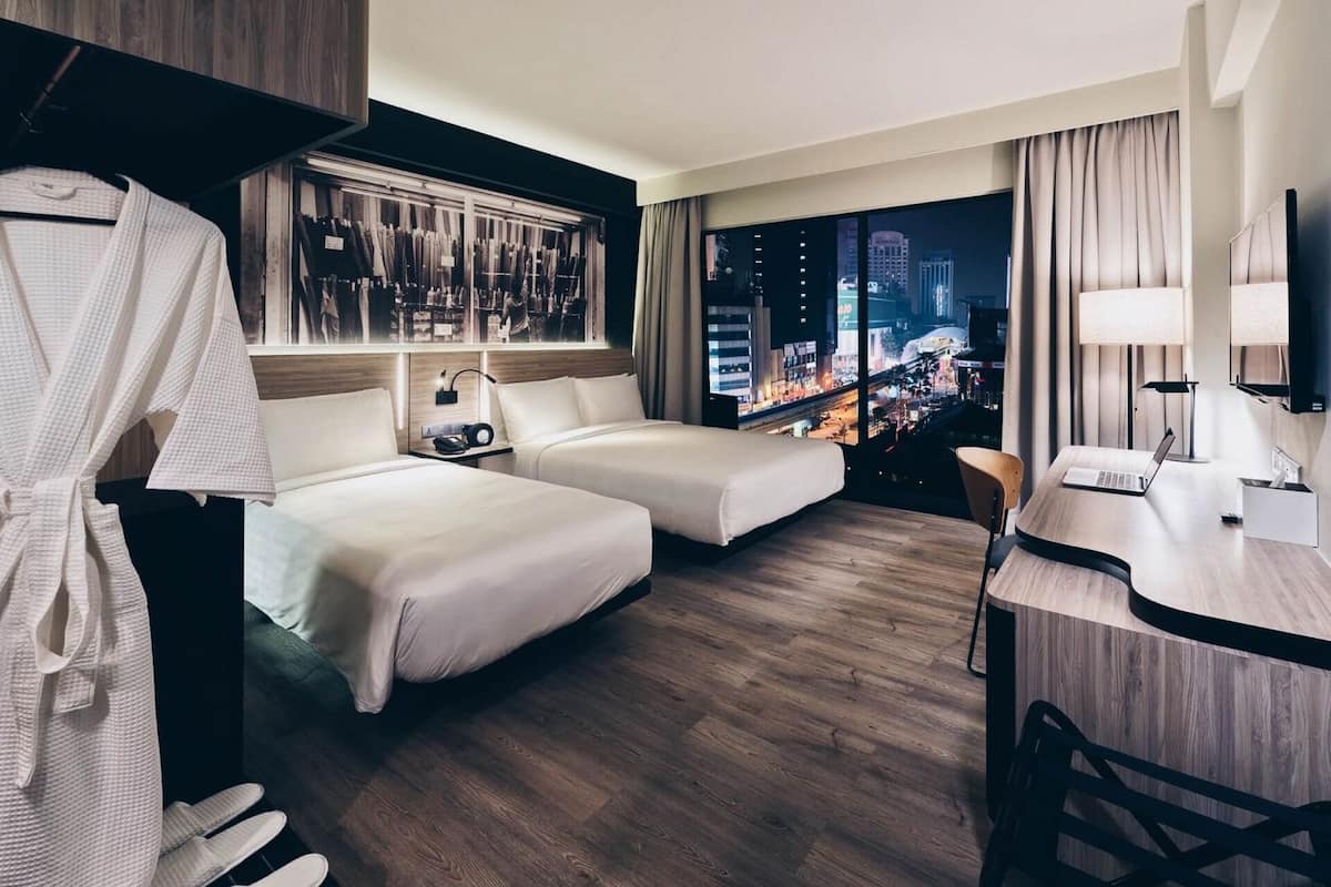 Premium bedding, Select Comfort beds, free minibar, in-room safe