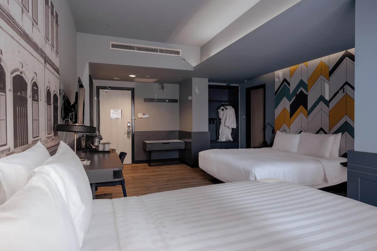 Premium bedding, Select Comfort beds, free minibar, in-room safe