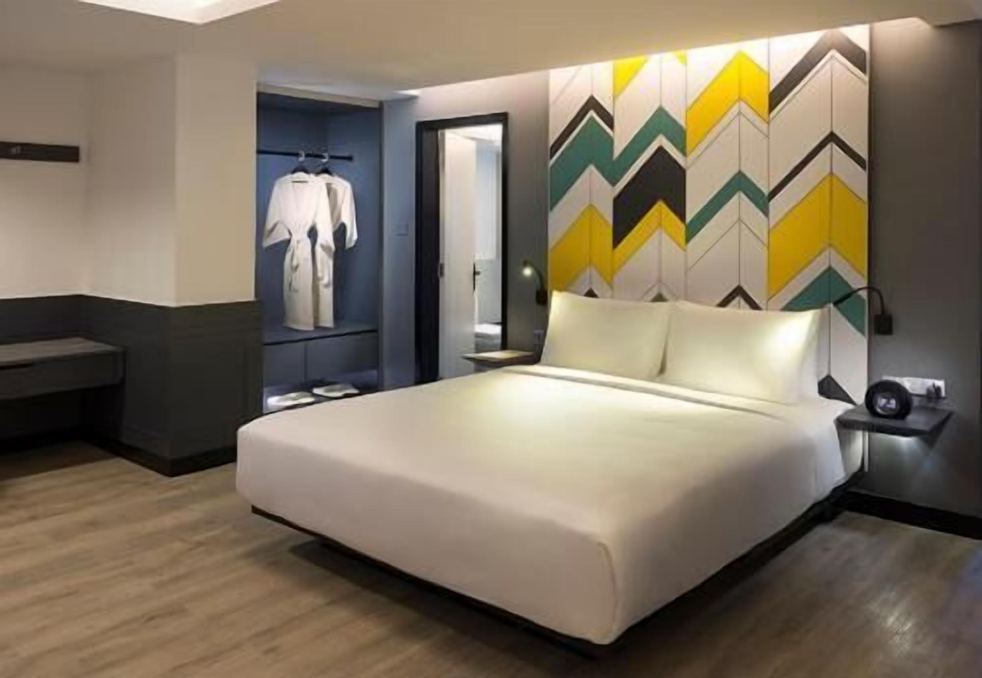 Premium bedding, Select Comfort beds, free minibar, in-room safe