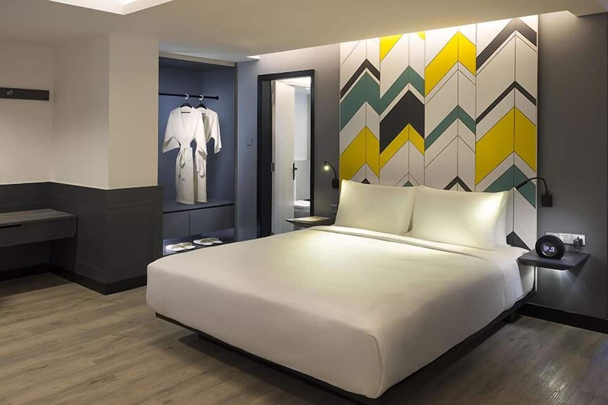 Premium bedding, Select Comfort beds, free minibar, in-room safe