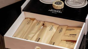 Un cajón con varias bolsas de papel marrón etiquetadas con 'JOURNAL' y una etiqueta que dice 'VANITY KIT'.