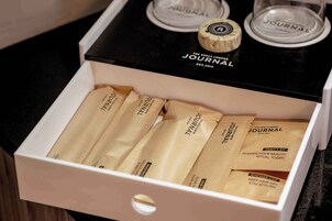 Un cajón con varias bolsas de papel marrón etiquetadas con 'JOURNAL' y una etiqueta que dice 'VANITY KIT'.