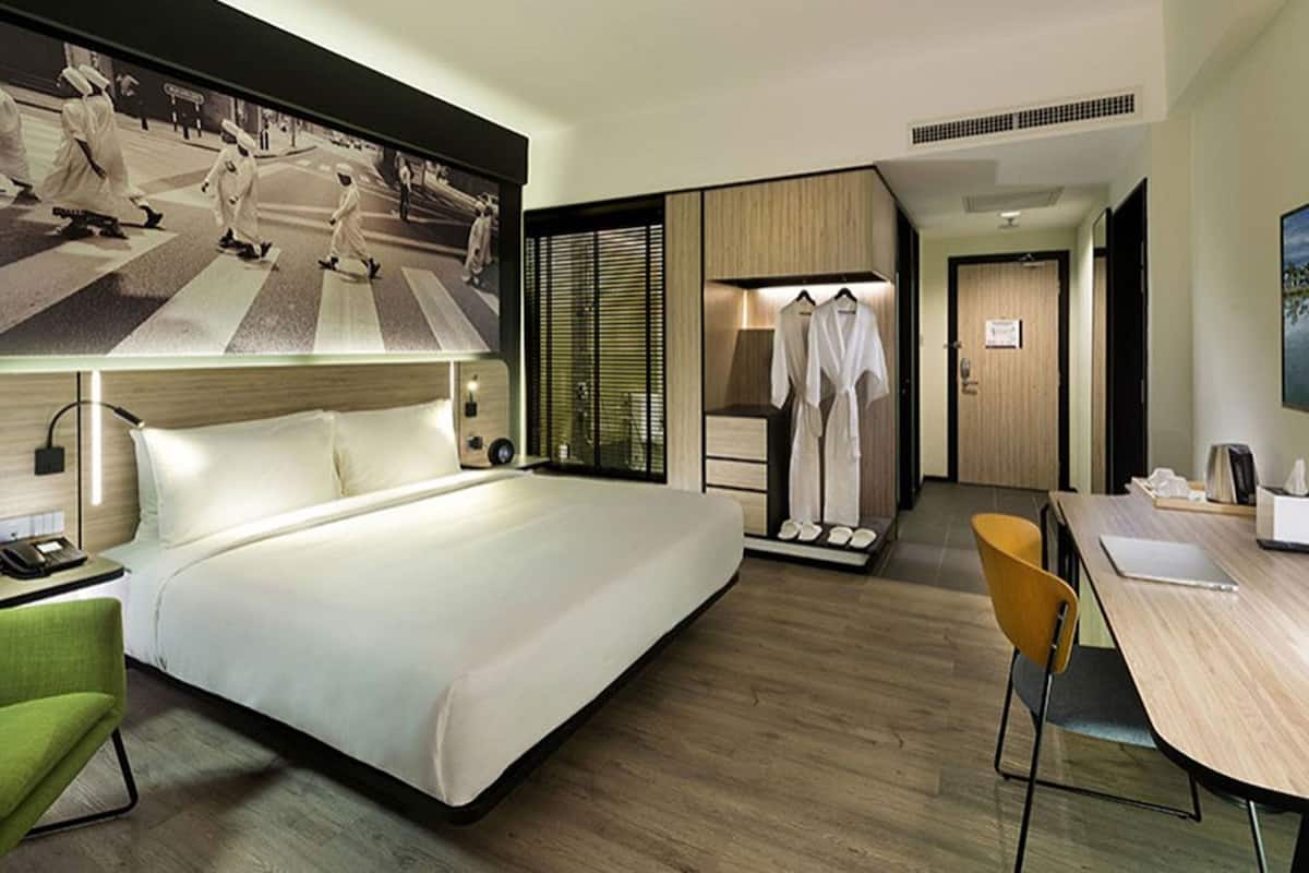 Premium bedding, Select Comfort beds, free minibar, in-room safe