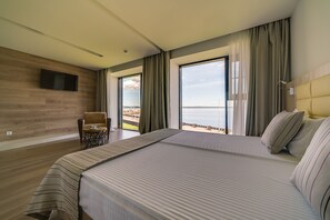 Suite junior, vista al lago | Ropa de cama de alta calidad y minibar 