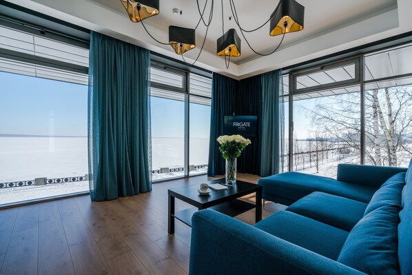 Luxury Suite, 1 King Bed, Lake View | Living room