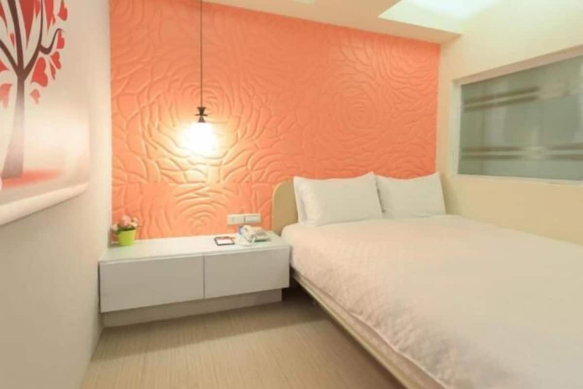 Blackout curtains, free WiFi, bed sheets