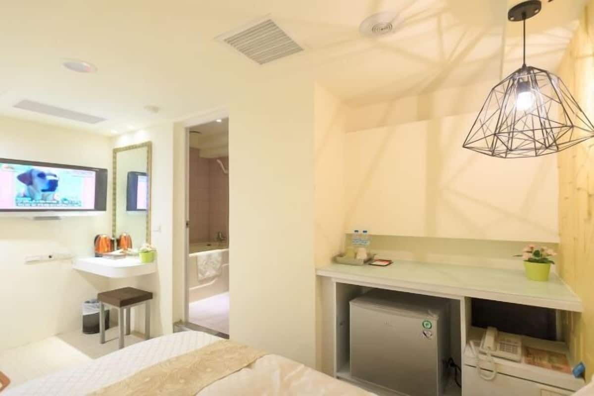 Blackout curtains, free WiFi, bed sheets