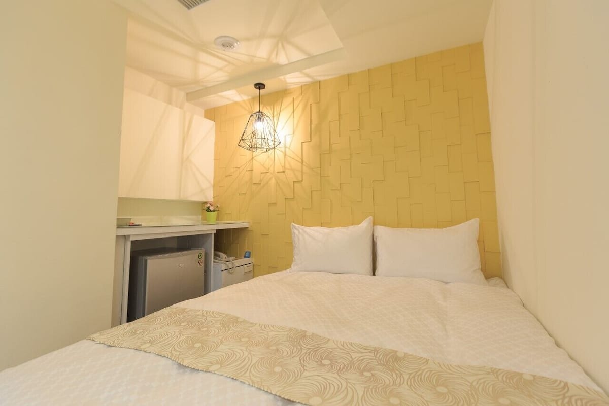 Blackout curtains, free WiFi, bed sheets