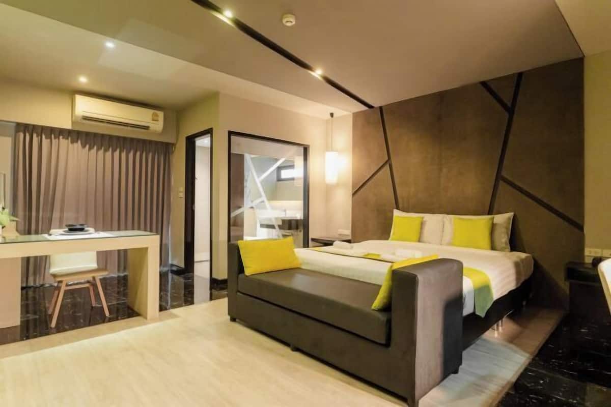 In-room safe, desk, free WiFi