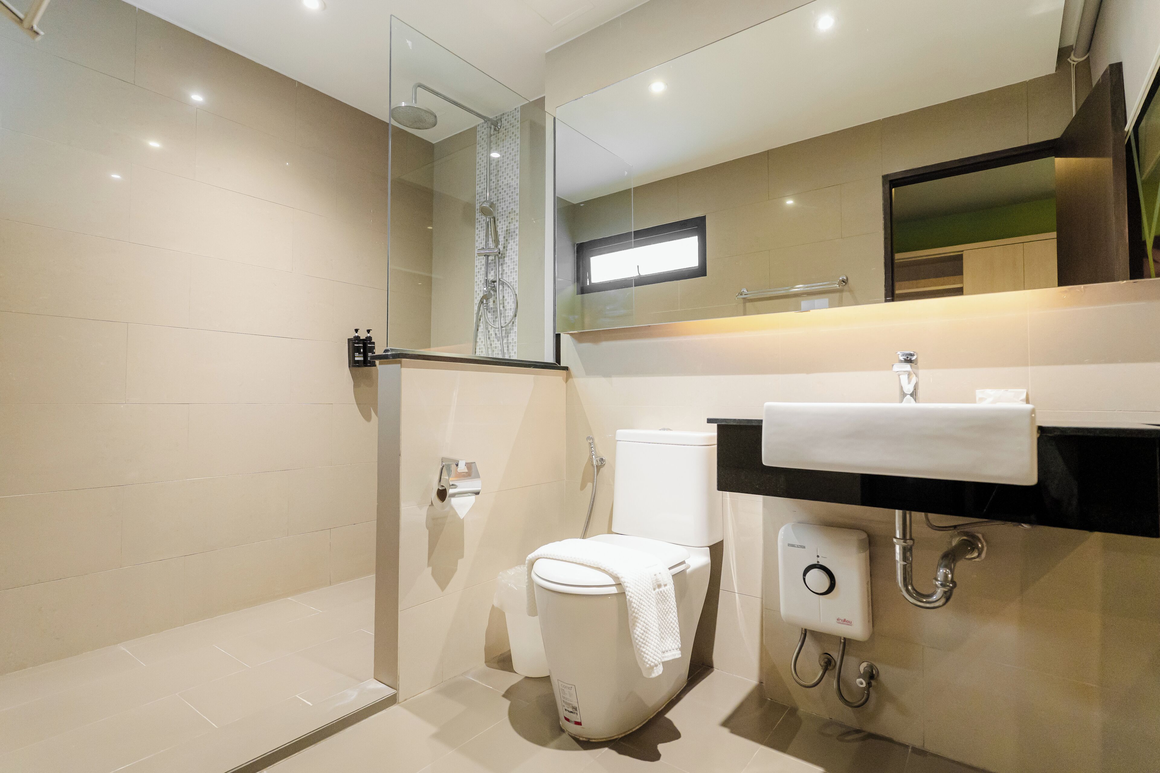 deluxe room | bathroom | shower, free toiletries, hair dryer, bidet
