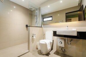 Deluxe Room | Bathroom | Shower, free toiletries, hair dryer, bidet - 3 Season (Chiang Mai)