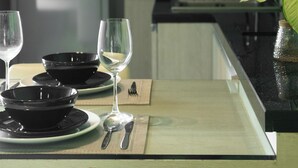 Una cocina moderna con comedor.