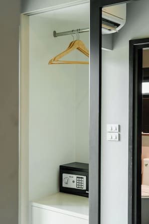 1 bedroom, in-room safe, desk, free WiFi