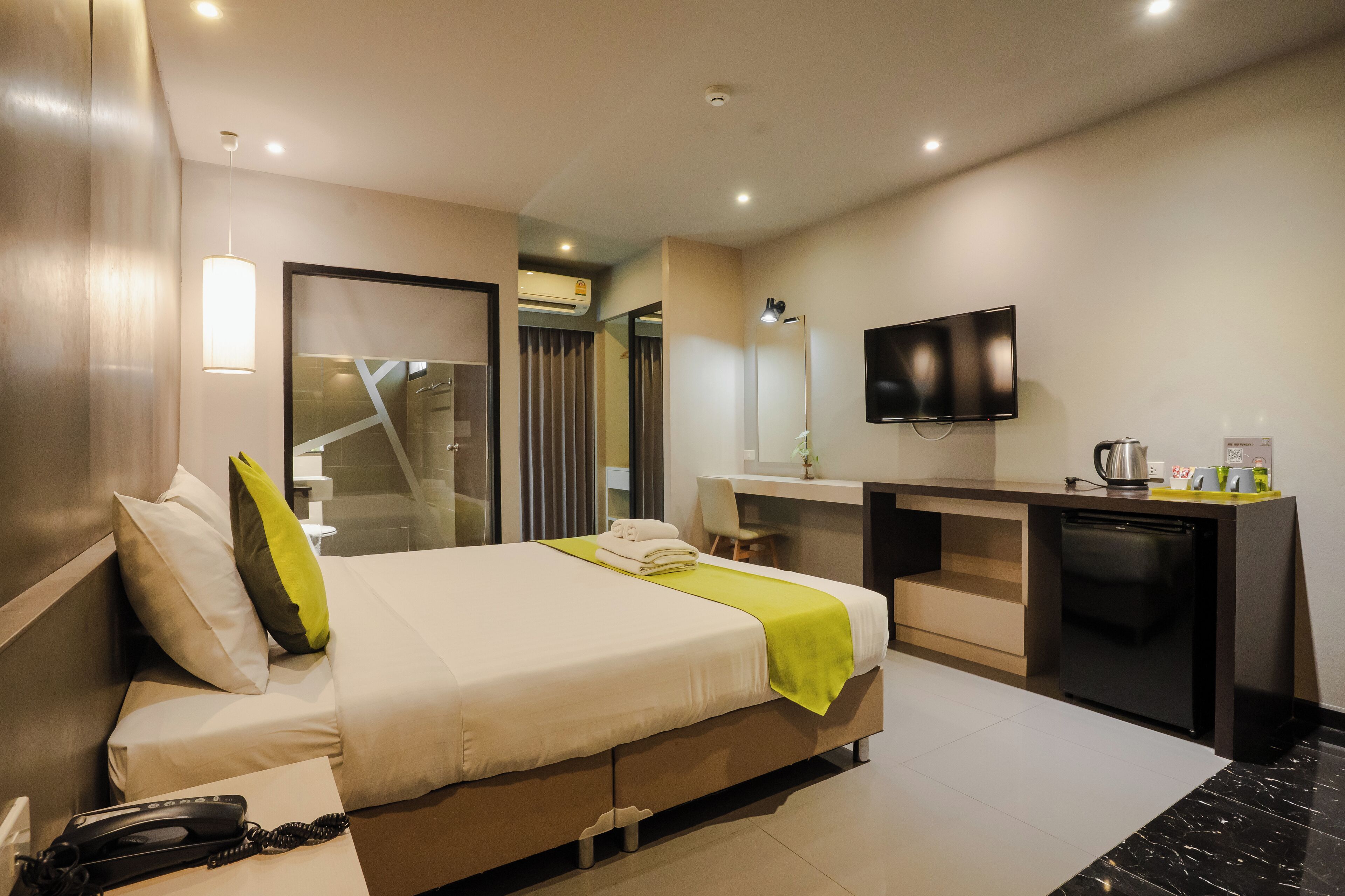 standard double room | 1 bedroom, in-room safe, desk, free wifi