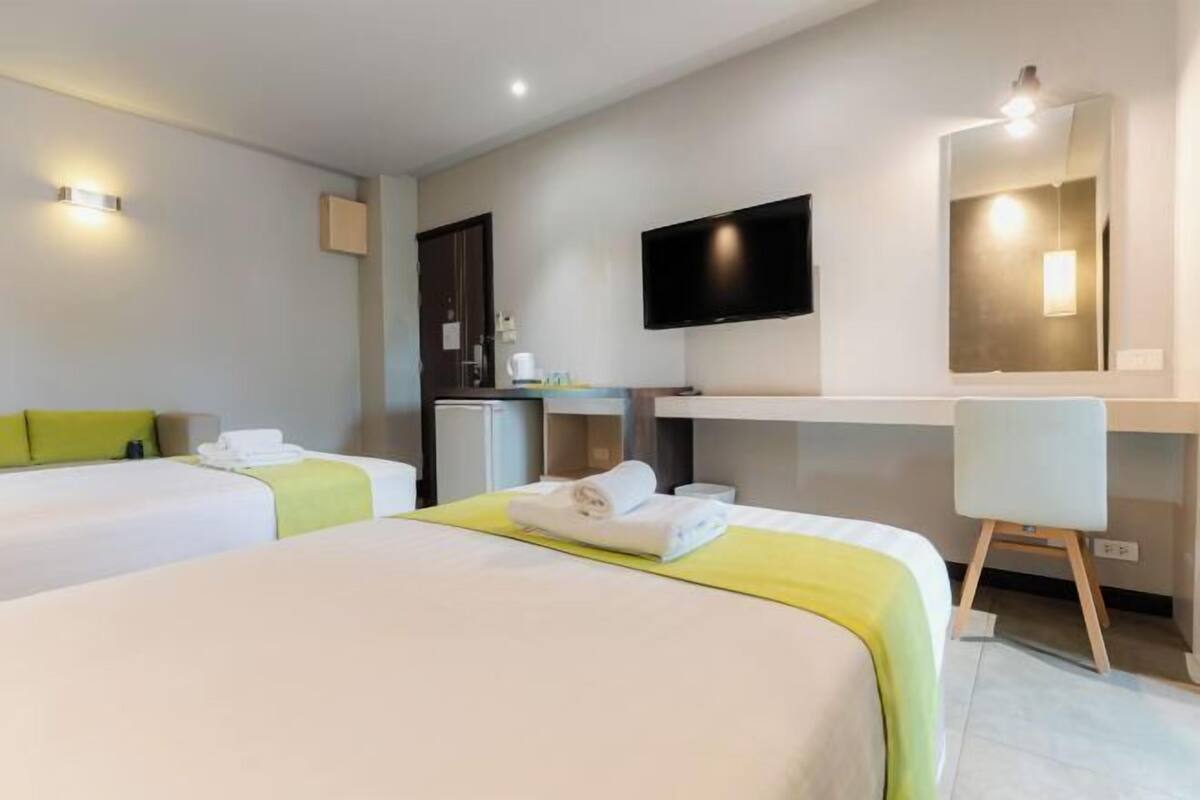 In-room safe, desk, free WiFi