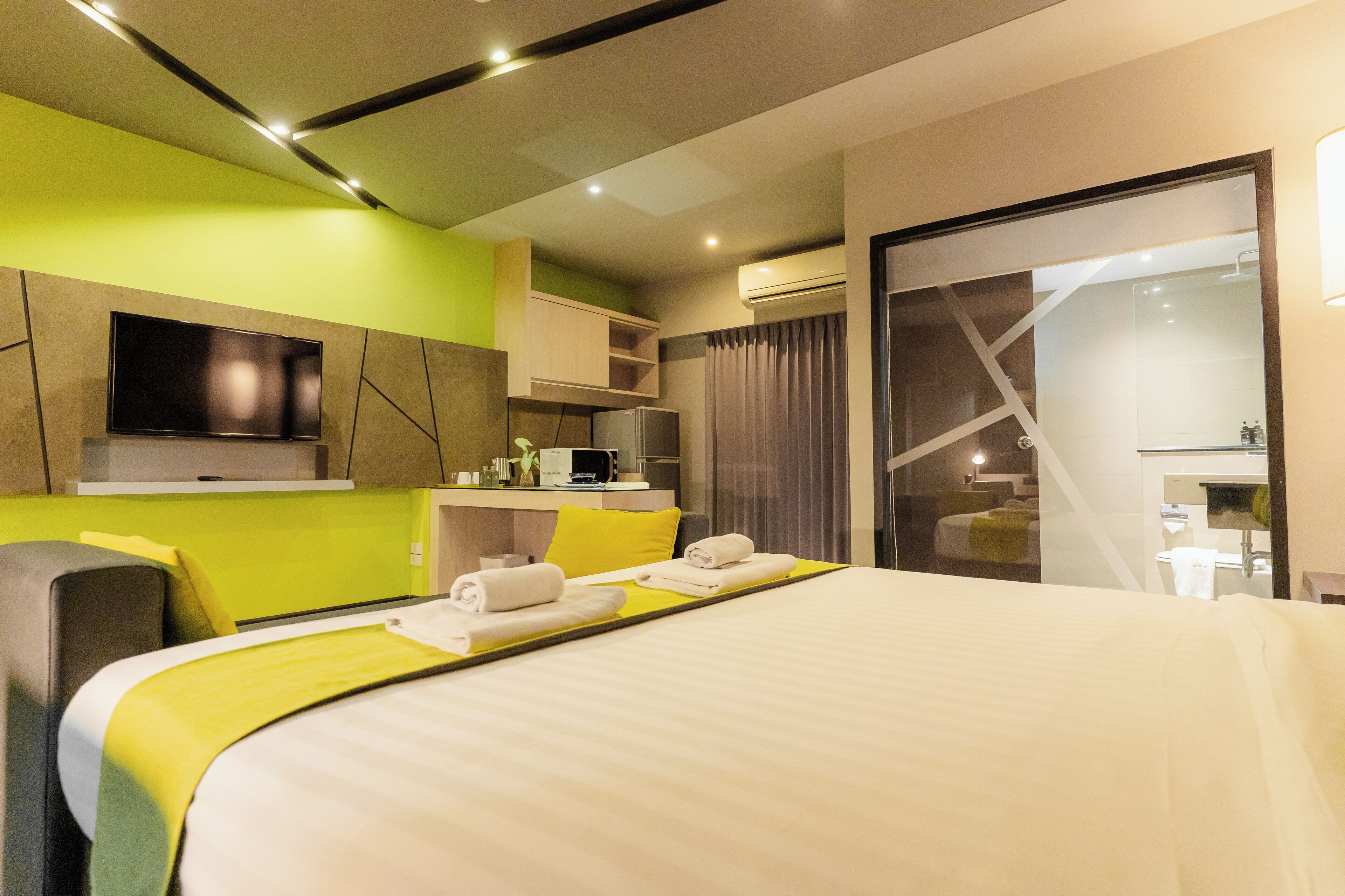 deluxe room | 1 bedroom, in-room safe, desk, free wifi