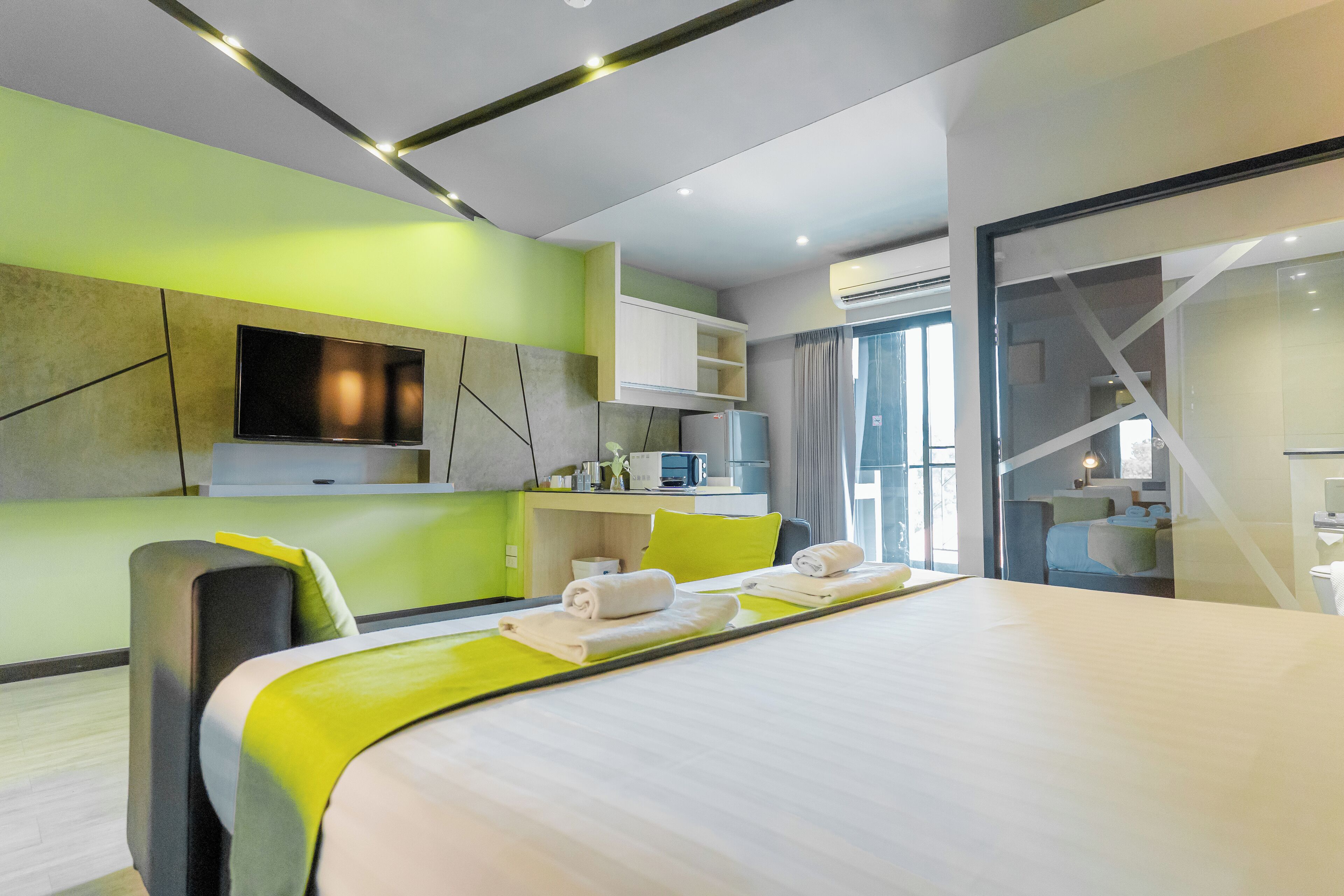 deluxe room | 1 bedroom, in-room safe, desk, free wifi