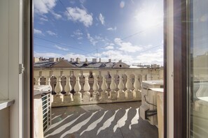 Quarto casal conforto, 1 cama King, vista para a cidade | Vista do quarto