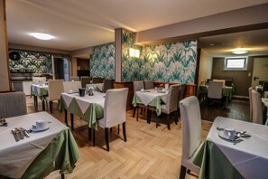 Café da manhã com buffet todos os dias (EUR 12 por pessoa) 