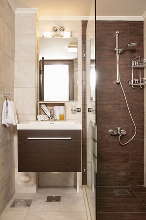 Habitación Premium doble, 1 cama doble, balcón | Baño | Artículos de higiene personal gratuitos y toallas