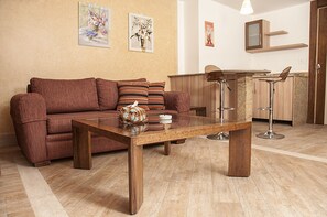 Suite – signature, 1 kingsize-seng, tekjøkken | Oppholdsområde | TV