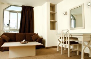 Suite – signature, 1 kingsize-seng, tekjøkken | Oppholdsområde | TV