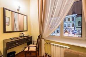2 bedrooms, premium bedding, in-room safe, desk
