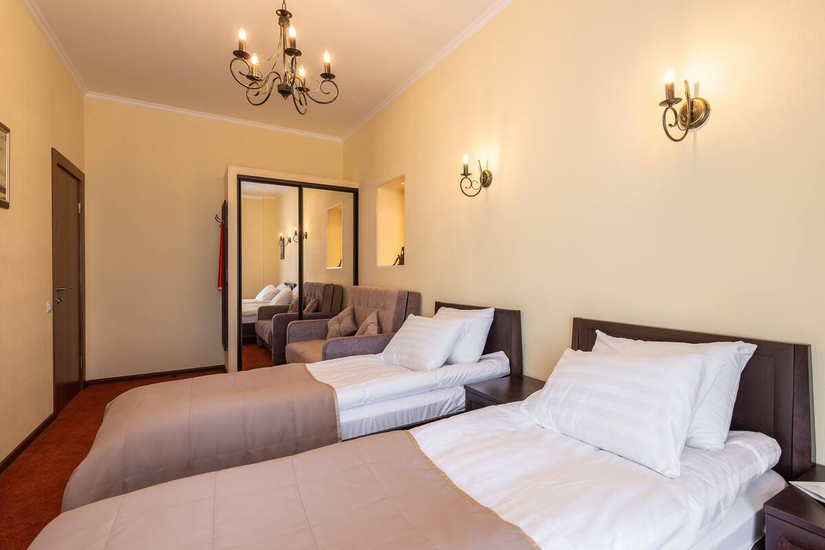 2 bedrooms, premium bedding, in-room safe, desk
